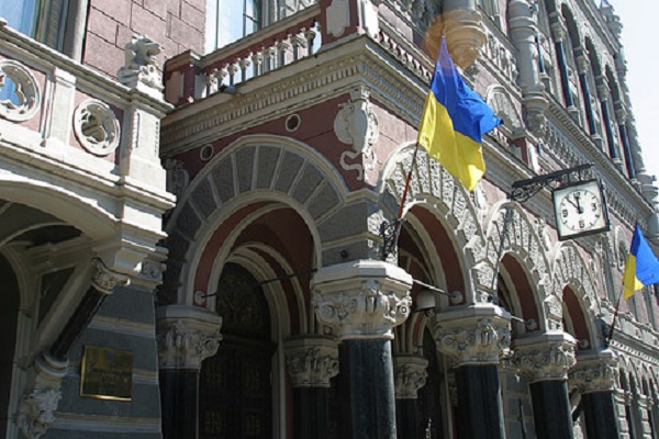 Валютні обмеження для власників депозитів НБУ збереже до осені