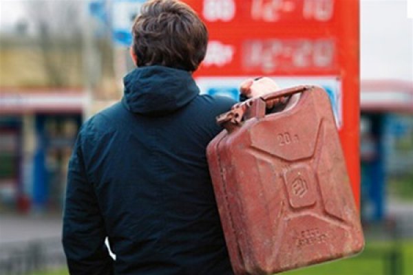 Податківці виявили підпільний бензозавод, який обслуговував 100 заправок