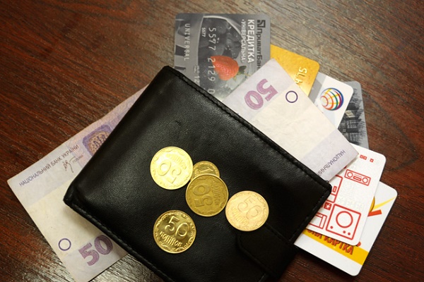 НБУ хоче обмежити готівкові розрахунки, щоб податківці контролювали витрати громадян