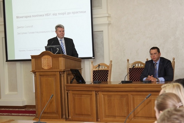 В Тернополі банкір розповів про потрійну кризу в економіці