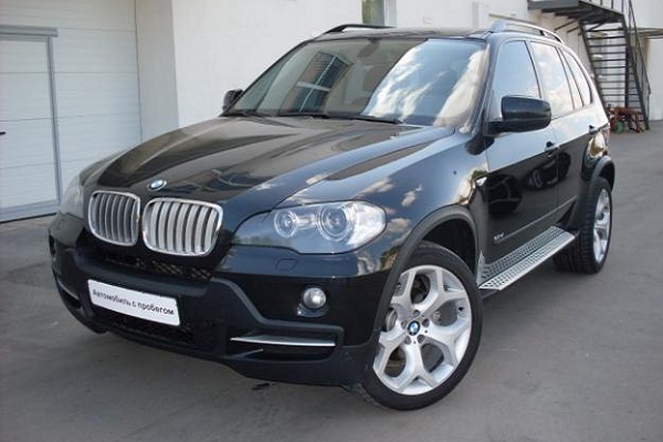 Власники розкішних автівок сплатили податків на 1 кілометр дороги