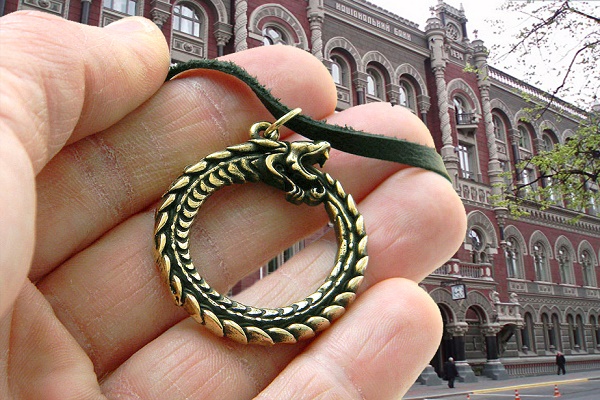 Знак Уроборос у виконанні НБУ і Мінфіну: змія вкусила себе за хвіст