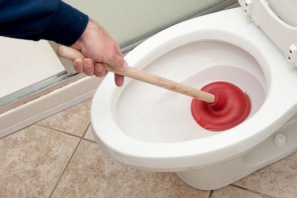 Тернополяни перетворюють каналізацію на смітник 