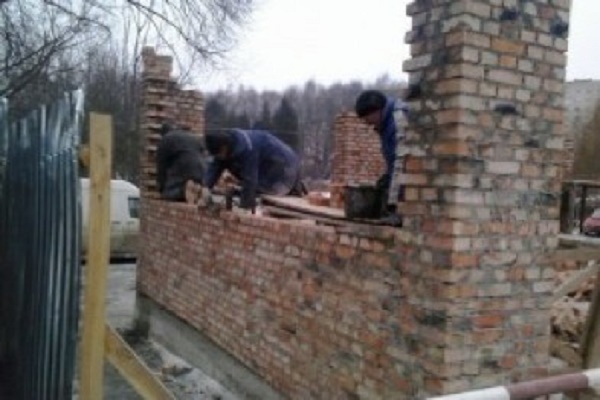 В тернопільському парку почали будувати гаражі 