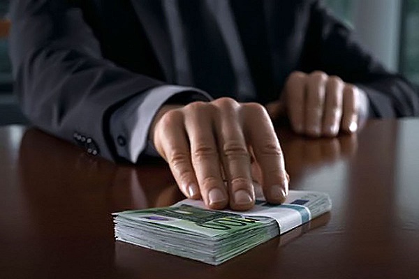 На Тернопільщині депутат вимагав гроші у переселенця з Донбасу