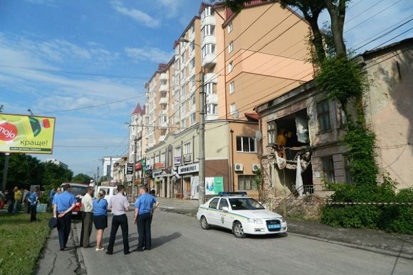 Через два роки після обвалу будинку на Крушельницької люди і далі практично на вулиці 