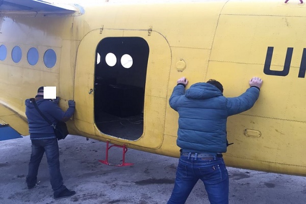 Кременецькі бізнесмени возили в Польщу цигарки літаком